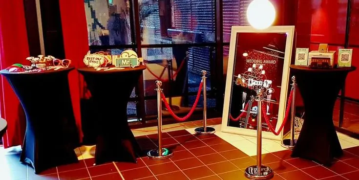 Large format interactive billboard photo display booth for trade shows